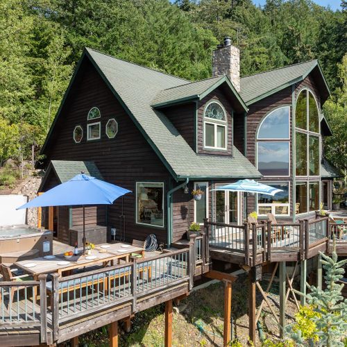 The hot tub and outdoor sauna are the popular spots for star gazing.