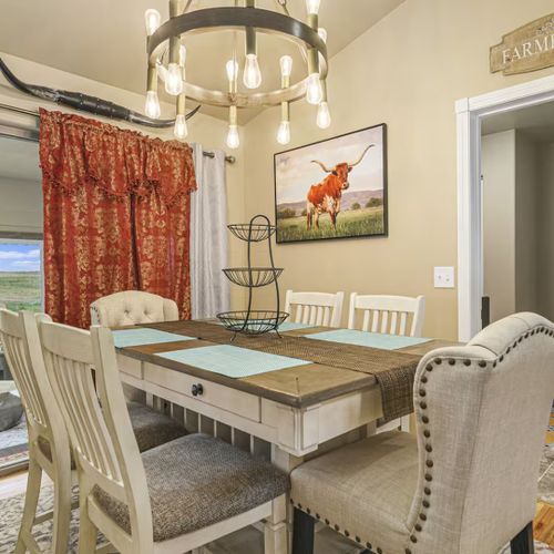 Modern-rustic combination to share your meals at ease!