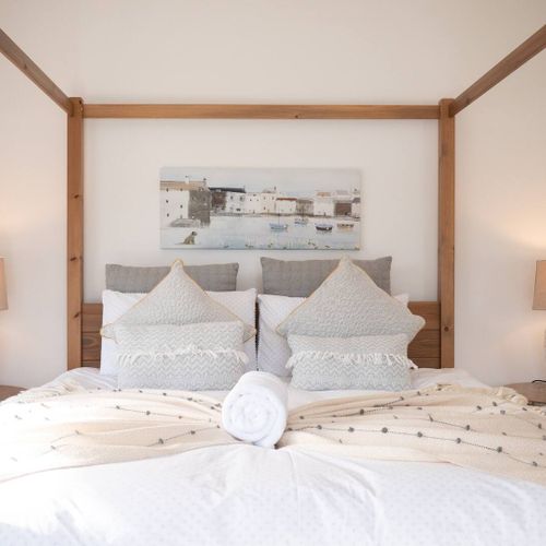 Bedroom 6 (just off the snug)