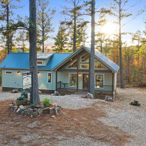 Dream a Little Dream -Luxury 1 Bedroom Cabin that sleeps 4!