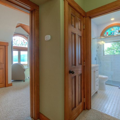 Guest bedrooms upstairs share a full bathroom