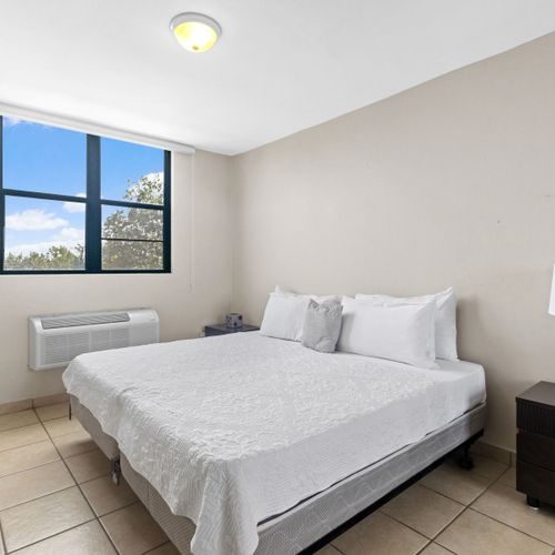 Bright and airy bedroom featuring a comfortable double bed and crisp, clean linens for a restful stay.