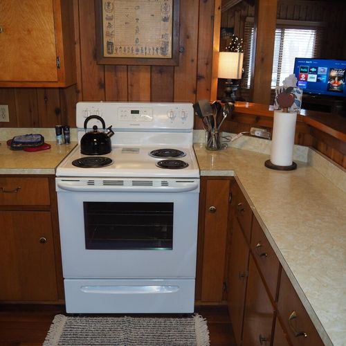 Kitchen:  the home has a cute kitchen that has all appliances except for a dishwasher.