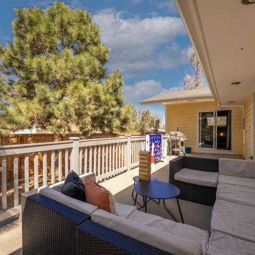 Gather around the cozy terrace sofa, ideal for lounging and games!