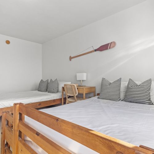 Las camas gemelas de madera, adornadas con lujosas almohadas y sábanas suaves, prometen un retiro reparador.