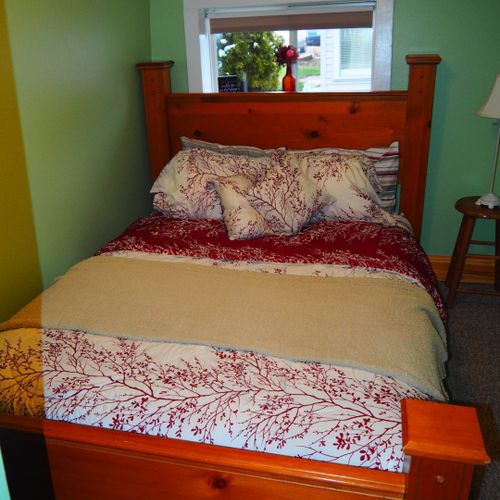 Bedroom #1:  very cute master bedroom features a queen-size bed, nightstand, lamp, ceiling fan, stool, mirror, and a closet.