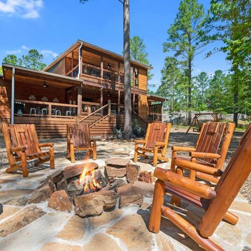 The fire pit with chairs surrounding!