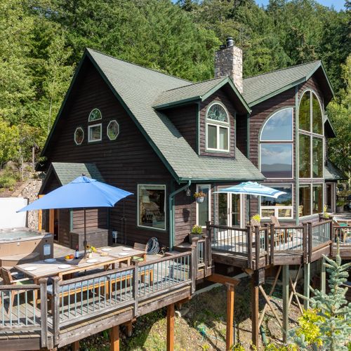 The hot tub and outdoor sauna are the popular spots for star gazing.