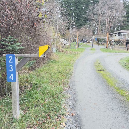 When arriving, stop and press the button to automatically open the gate.