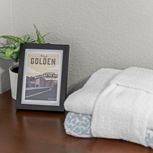 Minimal details creating a calm bedroom atmosphere