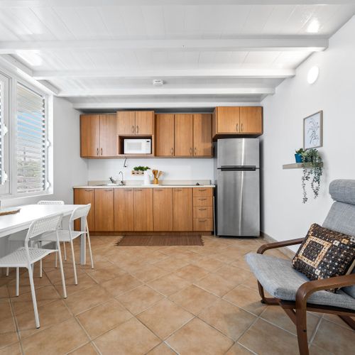 Host and cook with ease in an open-concept kitchen and dining area – perfect for shared meals.
