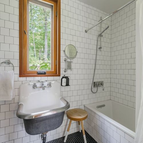 Ensuite bathroom with tub/shower combo for 2nd bathroom