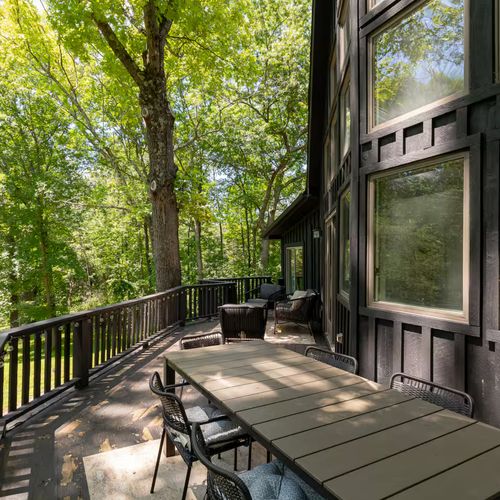 Plenty of seating on the deck for everyone!