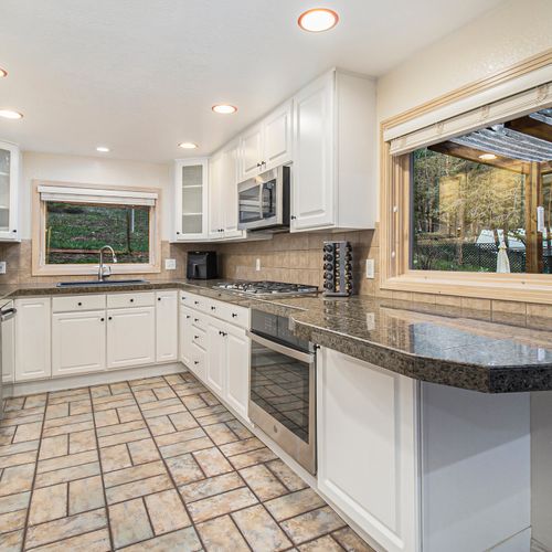 A space that says “let’s cook! ”—stylish, open, and full of charm.