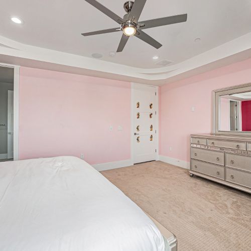 Private bathroom and plenty of room to relax, all in one inviting space.
