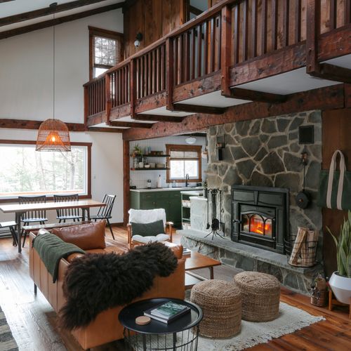 The interior character of the cabin was designed to highlight local Catskills materials and create a modern vibe.