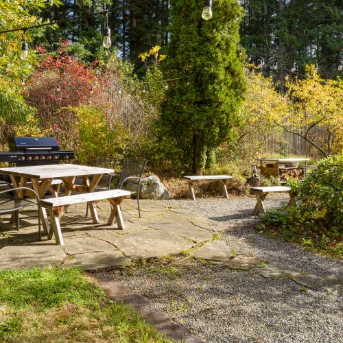 This is where guests love to end their day—grilling, using the wood oven, sitting outside, and catching up without distractions. Our outdoor table, 5-burner grill, and wood oven make evenings feel effortless.