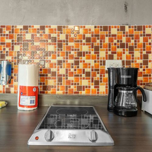 This modern and fully equipped kitchenette is ideal for whipping up your favorite snacks and meals.