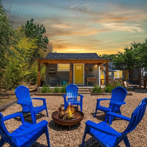 Sitting area outside the Cottage and Main House for relaxing and fire pit chats under the stars!