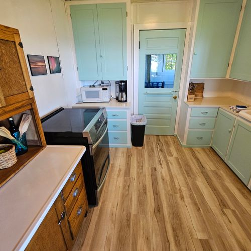 KITCHEN:  Full kitchen with all appliances except for a dishwasher.