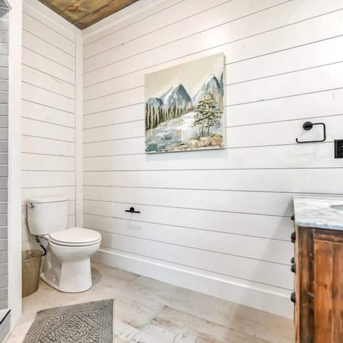 The private King bath with a walk-in shower.