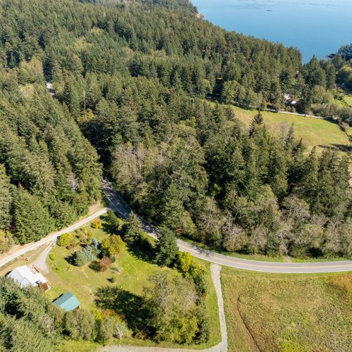 Beaches and hiking are just a short drive away!