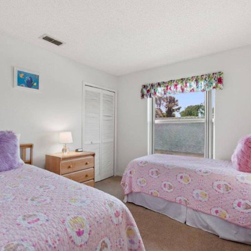 Kid's Twin Bedroom