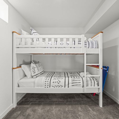 Comfortable bunk bedroom, clean and bright, ideal for groups and families.