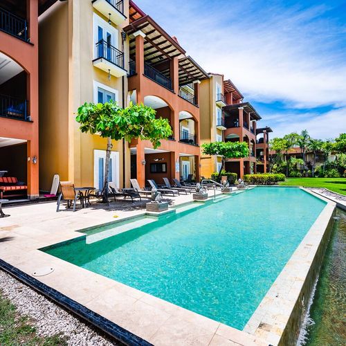 Play or relax in this sparkling infinity pool.