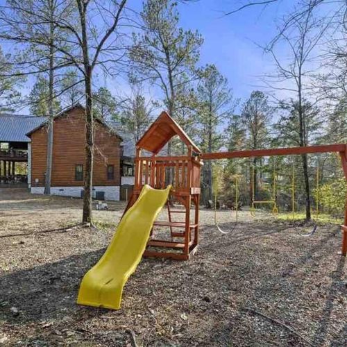 Onsite playground set so all ages can enjoy themselves!