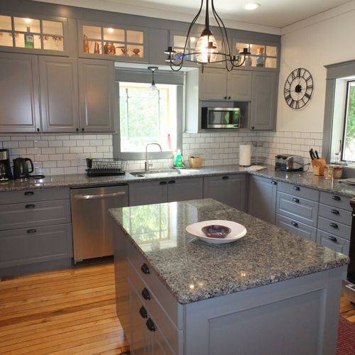 Kitchen:  the large and newly remodeled kitchen is gorgeous and features all appliances!