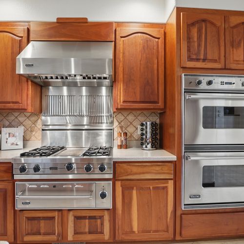 Wooden charm meets modern stainless steel—fully stocked and ready to cook.