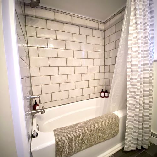 Family &Amp; Dog-Friendly Retreat With Fire Pit 117 Unwind in a clean bath-shower combo setup.