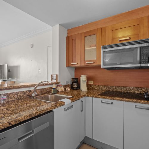 All you need for a comfortable stay. From the queen bed to the dining table and the functional kitchenette, this studio maximizes space for a complete guest experience.