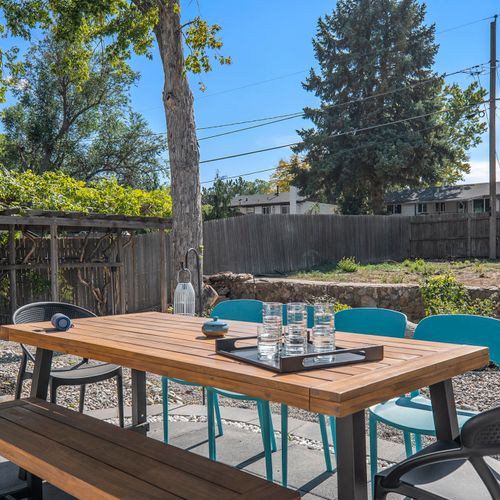 Dine al fresco with ease at this inviting outdoor space, perfect for memorable meals under the stars!