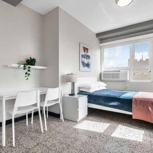 Ideal for friends or family, this bright room offers comfortable twin beds, each with ample space and bedside tables, ensuring a pleasant and practical stay.