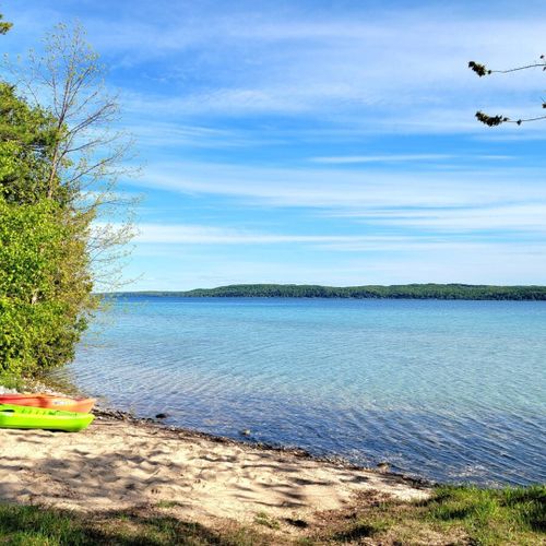 Exterior:  the private beach and the 2 kayaks that are available for guests to use.