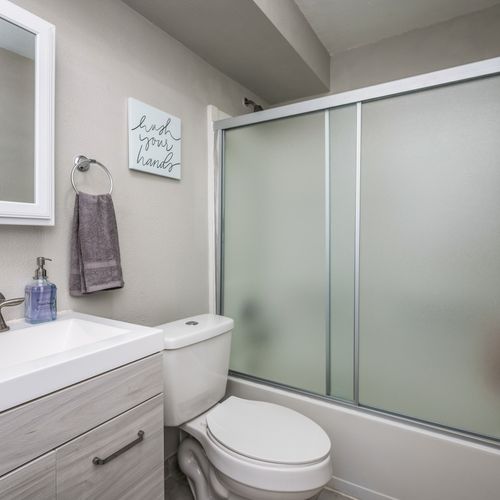 Make use of the convenient laundry facilities in the downstairs bathroom with a washer and dryer.