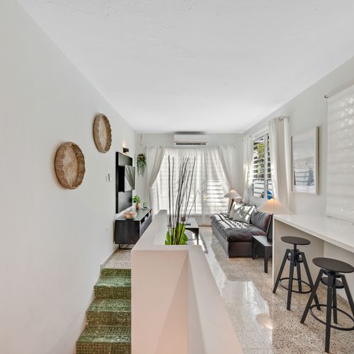 Start your day right at this convenient and stylish breakfast bar.