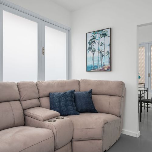 Esta sala de estar está diseñada para la relajación y cuenta con comodidades modernas.