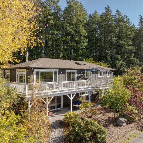 A peaceful retreat tucked among the trees. Enjoy morning coffee on the wraparound deck, birdsong in the background, and cozy evenings surrounded by nature. A private, inviting space to slow down, reconnect, and make island memories.