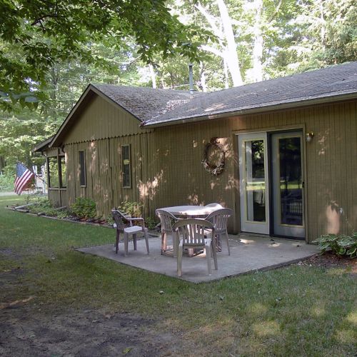 Exterior:  the side of the cabin, highlighting an additional outdoor dining area.