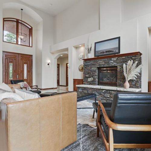 Stylish décor turns the living room into an artistic, charming space.