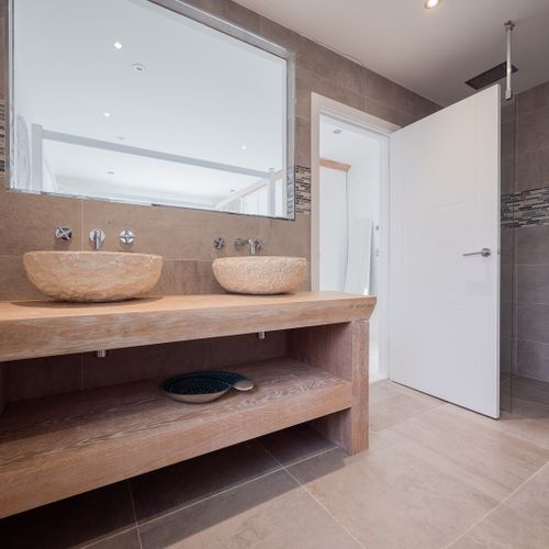Double sink in bedroom 1 ensuite