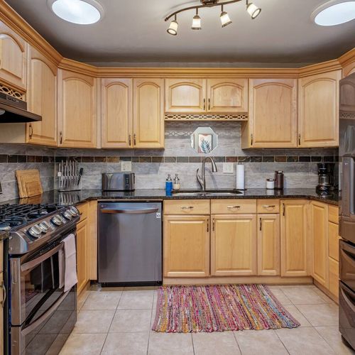 - modern gas range, stainless steel appliances, & granite countertops
- extra cabinet space & stylish tile backsplash make for both beauty & function
- fully equipped with essentials, microwave, toaster, coffee maker & cutlery set for your convenienc