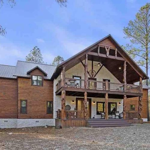 Welcome to Yellowstone Lodge! Sleeps 26 & has all the entertainment!