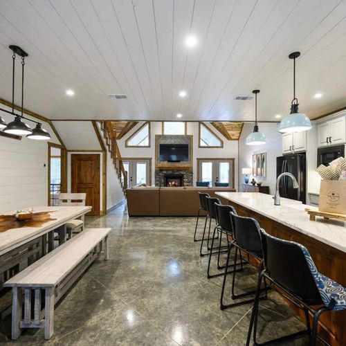 An open concept when you enter the cabin!