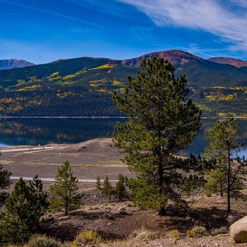 A picturesque blend of lakeside calm and mountain grandeur.