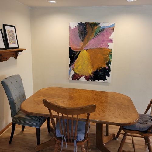 DINING AREA:  The home has a convenient dining area with seating for up to 5 adults.