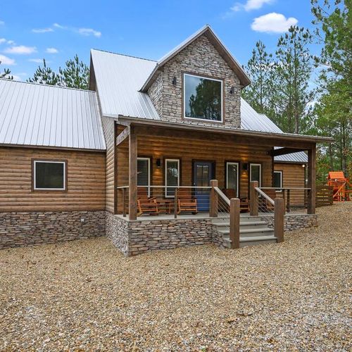 Our Little Secret-luxury farmhouse cabin that sleeps 18!